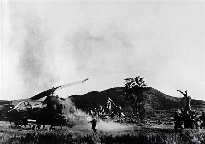 Tháng 12/1974, Bộ chính trị Trung ương Đảng mở Cuộc tiến công và nổi dậy mùa Xuân năm 1975, tạo ra bước ngoặt cho thời kỳ toàn thắng của cuộc chiến đấu giải phóng miền Nam, thống nhất Tổ quốc. Trong ảnh: Bộ đội ta giải phóng Đắc Tô - Tân Cảnh (Kon Tum) trong Chiến dịch Tây Nguyên. Ảnh: Lương Biên – TTXVN

