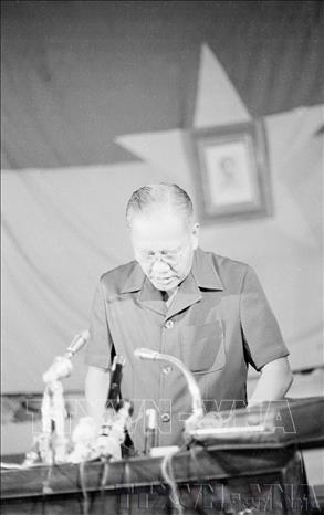 Tổng thống Dương Văn Minh đại diện nội các ngụy quyền cảm ơn cách mạng sau khi tuyên bố đầu hàng vô điều kiện, kết thúc chiến tranh Việt Nam, ngày 30/4/1975. Ảnh: Minh Lộc - TTXVN

