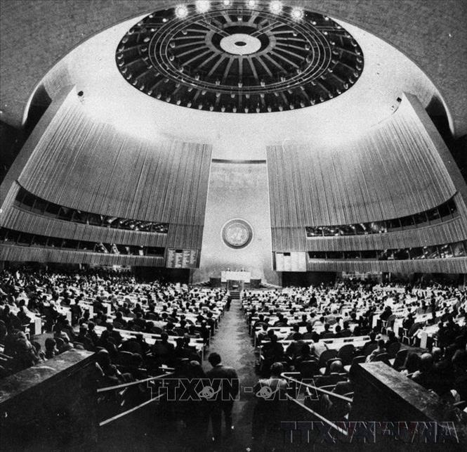 Ngày 20/9/1977, Phiên khai mạc Kỳ họp thứ 32 Đại hội đồng Liên hợp quốc tại New York (Mỹ) thông qua Nghị quyết công nhận Việt Nam là thành viên của Liên hợp quốc. Ảnh: Tư liệu TTXVN
