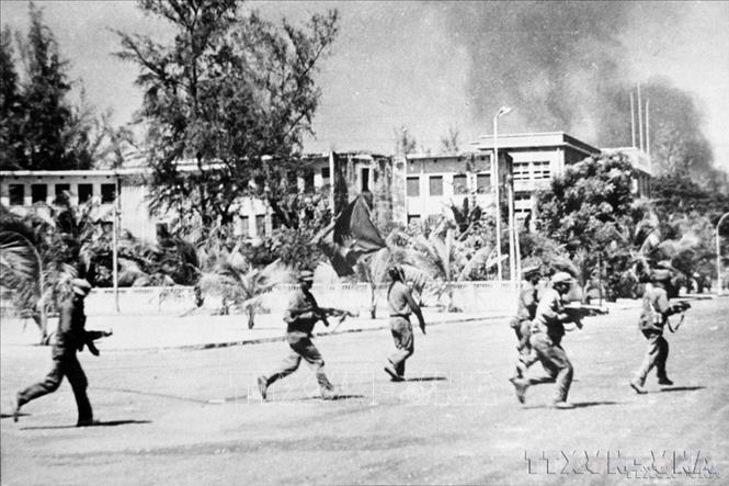 Trưa 7/1/1979, các lực lượng vũ trang cách mạng Campuchia cùng Quân tình nguyện Việt Nam tiến vào giải phóng Thủ đô Phnom Penh, lật đổ chế độ diệt chủng Pol Pot, hồi sinh và mang lại tương lai tươi sáng cho đất nước Chùa Tháp. Ảnh: TTXVN
