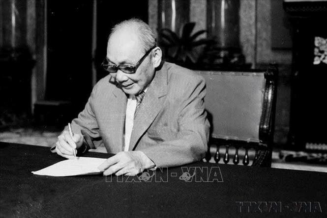 Ngày 13/4/1992, tại Phủ Chủ tịch, Chủ tịch Hội đồng Nhà nước Võ Chí Công ký sắc lệnh công bố Hiến pháp nước Cộng hòa xã hội chủ nghĩa Việt Nam 1992, khẳng định vai trò lãnh đạo của Đảng, quyền lực nhân dân, quyền con người và nguyên tắc pháp quyền XHCN. Ảnh: Minh Điền – TTXVN
