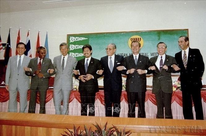 Công tác đối ngoại được mở rộng và nâng tầm, giúp Việt Nam chủ động hội nhập quốc tế sâu rộng, nâng cao vị thế trên trường quốc tế. Trong ảnh: Bộ trưởng Ngoại giao Nguyễn Mạnh Cầm, Tổng Thư ký ASEAN và các Bộ trưởng Ngoại giao ASEAN tại cuộc họp kết nạp Việt Nam trở thành thành viên chính thức thứ bảy của ASEAN, ngày 28/7/1995, tại Thủ đô Bandar Seri Begawan (Brunei). Ảnh: Trần Sơn – TTXVN
