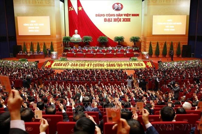 Đại hội XIII của Đảng (2021) đề ra chiến lược phát triển đất nước đến năm 2030, tầm nhìn đến 2045: phát triển nhanh, bền vững, phấn đấu trở thành nước phát triển thu nhập cao vào giữa thế kỷ. Ảnh: TTXVN 
