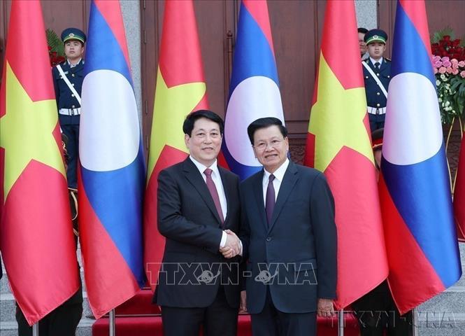 Tổng Bí thư, Chủ tịch nước Lào Thongloun Sisoulith chủ trì Lễ đón chính thức Chủ tịch nước Lương Cường thăm cấp Nhà nước tới CHDCND Lào (4/2025). Ảnh: Lâm Khánh – TTXVN
