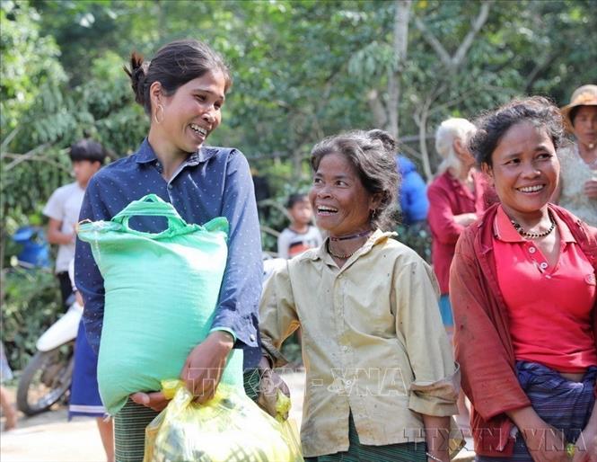 Niềm vui của đồng bào dân tộc Vân Kiều, xã Trường Sơn, huyện Quảng Ninh, tỉnh Quảng Bình (nay là tỉnh Quảng Trị) khi nhận được những món hàng cứu trợ đầu tiên do ảnh hưởng của lũ và sạt lở. 
Ảnh: Danh Lam – TTXVN
