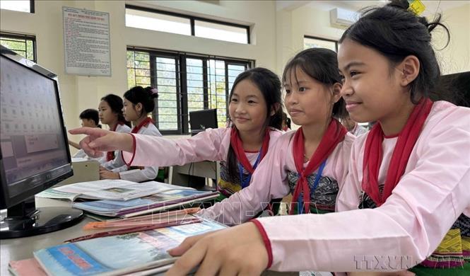 Học sinh trường THPT Dân tộc nội trú Ngọc Lặc (huyện Ngọc Lặc, tỉnh Thanh Hóa) tra cứu kiến thức tại thư viện điện tử để phục vụ cho bài học. Ảnh: Việt Hoàng – TTXVN

