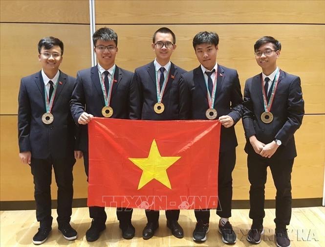 Năm thí sinh của Đội tuyển quốc gia Việt Nam dự thi Olympic Vật lý quốc tế lần thứ 49 đều đoạt giải, trong đó có 2 HCV, 2 HCB và 1 HCĐ. Ảnh: TTXVN phát
