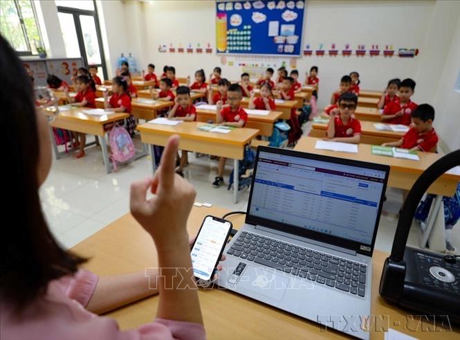 Ứng dụng các phần mềm điểm danh điện tử giúp giáo viên thuận tiện trong việc kết nối giữa phụ huynh và nhà trường về quản lý học sinh. Ảnh: Thanh Tùng – TTXVN
