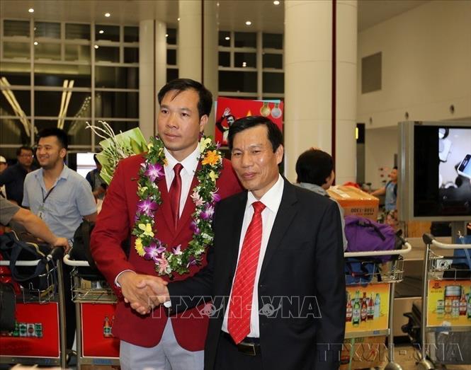 Xạ thủ Hoàng Xuân Vinh xuất sắc giành Huy chương Vàng, Huy chương Bạc và phá kỷ lục 10m bắn súng ngắn hơi nam tại Olympic Rio 2016. Trong ảnh: Lễ đón xạ thủ Hoàng Xuân Vinh tại sân bay quốc tế Nội Bài, Hà Nội. Ảnh: Quốc Khánh – TTXVN
