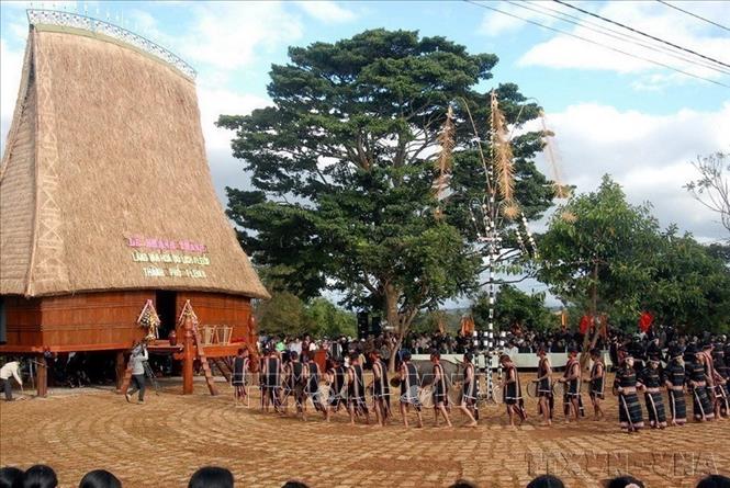 Không gian văn hóa cồng chiêng Tây Nguyên, được UNESCO công nhận là Di sản văn hóa phi vật thể của nhân loại năm 2005, là một phần không thể thiếu trong đời sống tinh thần của các dân tộc thiểu số ở khu vực Tây Nguyên. Ảnh: TTXVN
