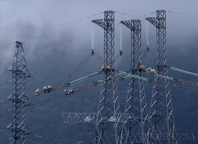Công trình đường dây 500kV Bắc – Nam đưa vào vận hành từ ngày 27/5/1994, giải quyết tình trạng thiếu điện ở miền Nam và tăng cường sự ổn định, an toàn cho hệ thống điện cả nước. Trong ảnh: Đường dây 500kV đoạn quan đèo Phú Gia (Thừa Thiên – Huế). Ảnh: Ngọc Hà – TTXVN
