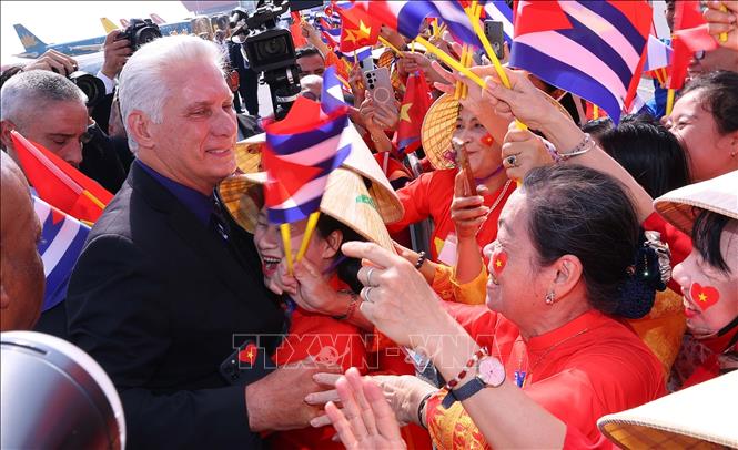 People of Hanoi joyfully welcome First Secretary of the Communist Party of Cuba Central Committee and President of Cuba Miguel Diaz-Canel Bermudez and his spouse. VNA Photo: Văn Điệp