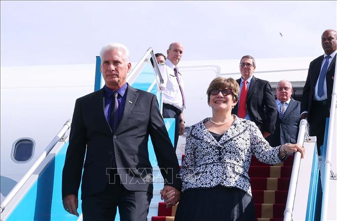 First Secretary of the Communist Party of Cuba Central Committee and President of Cuba Miguel Diaz-Canel Bermudez and his spouse arrive at Noi Bai international airport, Hanoi. VNA Photo: Văn Điệp