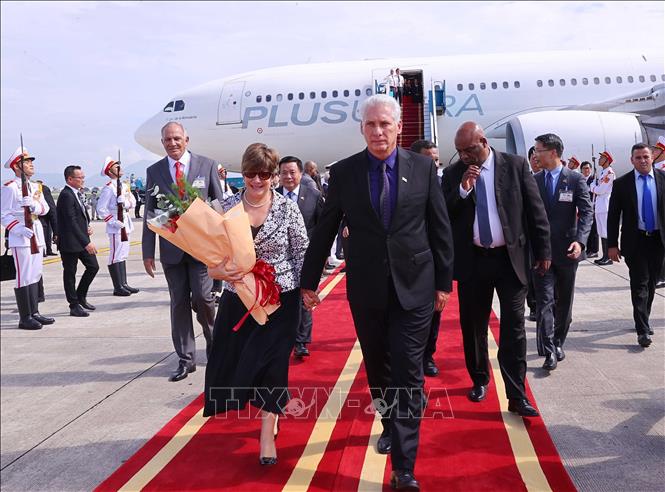 First Secretary of the Communist Party of Cuba Central Committee and President of Cuba Miguel Diaz-Canel Bermudez and his spouse arrive in Hanoi, beginning their state visit to Vietnam. VNA Photo: Văn Điệp