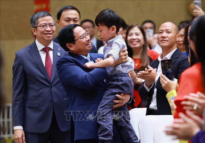 Thủ tướng Phạm Minh Chính với cộng đồng người Việt Nam tại Trung Quốc. Ảnh: Dương Giang-TTXVN
