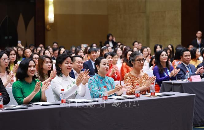 Cộng đồng người Việt Nam tại Trung Quốc tham dự buổi gặp. Ảnh: Dương Giang-TTXVN