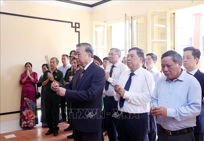Tổng Bí thư Tô Lâm dâng hương Chủ tịch Hồ Chí Minh. Ảnh: Thống Nhất – TTXVN