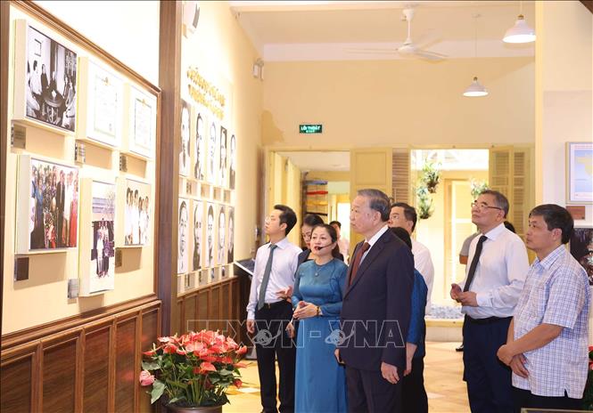 Tổng Bí thư Tô Lâm xem trưng bày tại di tích 48 Hàng Ngang. Ảnh: Thống Nhất – TTXVN