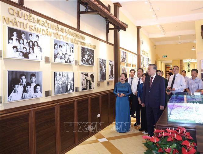 Tổng Bí thư Tô Lâm xem trưng bày tại di tích 48 Hàng Ngang. Ảnh: Thống Nhất – TTXVN