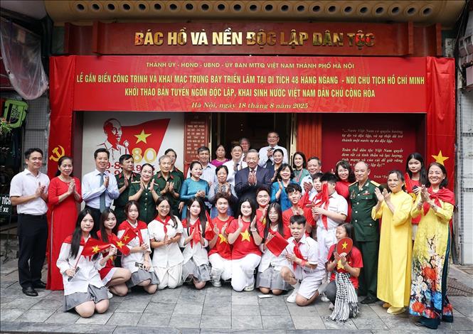 Tổng Bí thư Tô Lâm với cán bộ và nhân dân phường Hoàn Kiếm. Ảnh: Thống Nhất – TTXVN