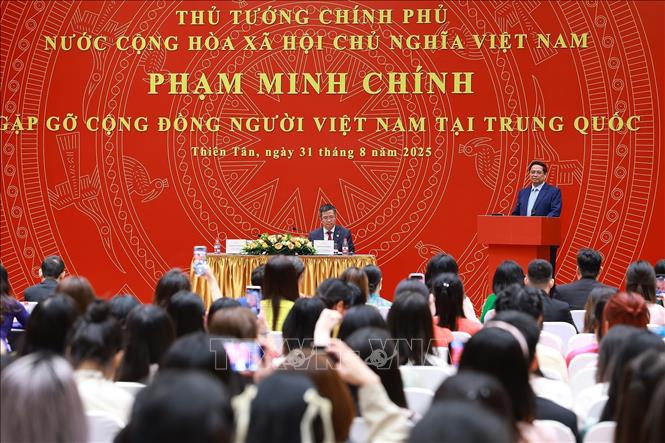 Thủ tướng Phạm Minh Chính chia sẻ với cộng đồng người Việt Nam tại Trung Quốc. Ảnh: Dương Giang-TTXVN
