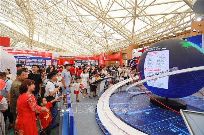 Đông đảo người dân tham quan khu Trưng bày của TTXVN. Ảnh: Khánh Hoà - TTXVN