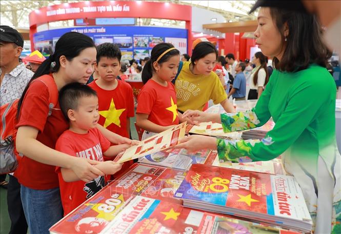 Đông đảo người dân tham quan khu Trưng bày của TTXVN. Ảnh: Khánh Hoà - TTXVN