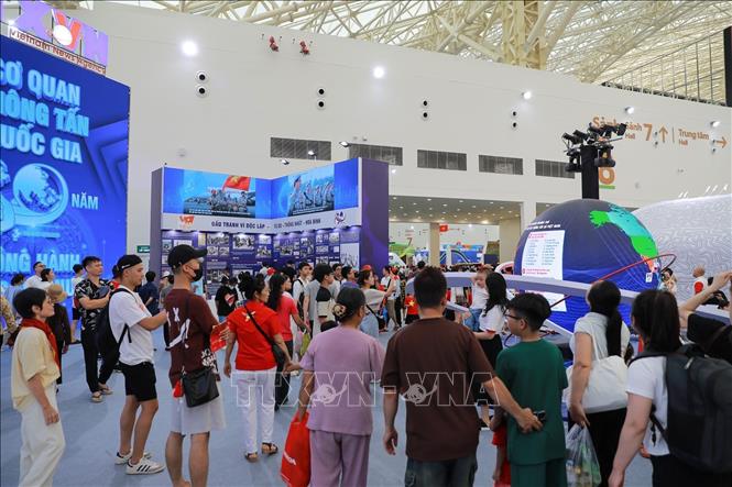 Đông đảo người dân tham quan khu Trưng bày của TTXVN. Ảnh: Khánh Hoà - TTXVN