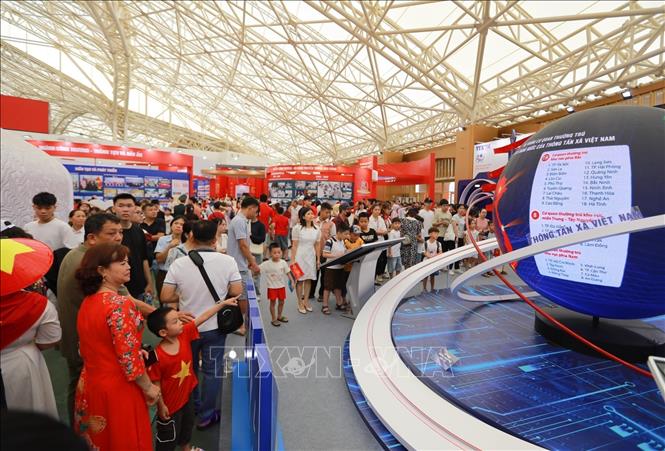 Đông đảo người dân tham quan khu Trưng bày của TTXVN. Ảnh: Khánh Hoà - TTXVN