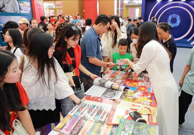 Đông đảo người dân tham quan khu Trưng bày của TTXVN. Ảnh: Khánh Hoà - TTXVN