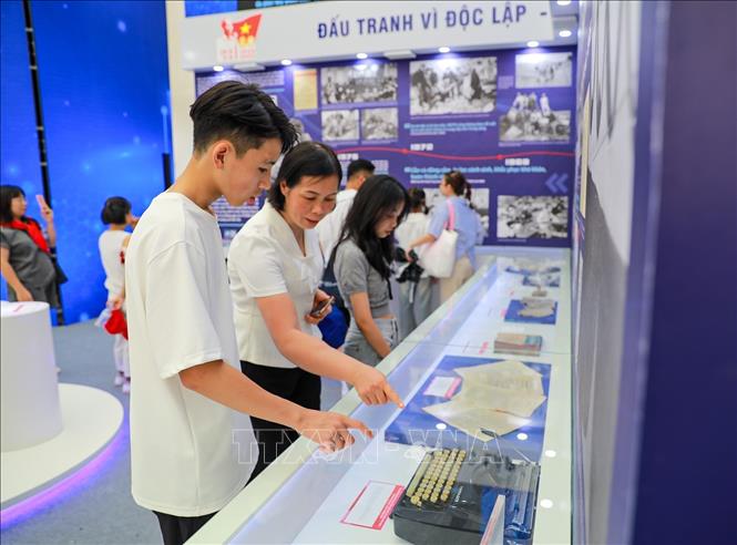 Đông đảo người dân tham quan khu Trưng bày của TTXVN. Ảnh: Khánh Hoà - TTXVN