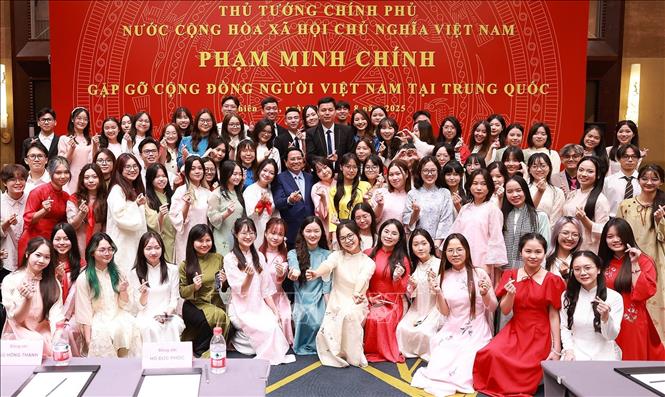 Thủ tướng Phạm Minh Chính với cộng đồng người Việt Nam tại Trung Quốc. Ảnh: Dương Giang-TTXVN
