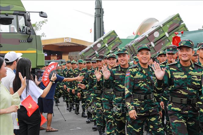 Đoàn diễu binh quốc tế nhận được sự chào đón của nhiều người dân tại triển lãm. Ảnh: Khánh Hoà - TTXVN