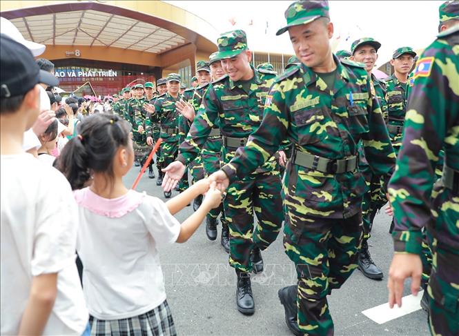 Đoàn diễu binh quốc tế nhận được sự chào đón của nhiều người dân tại triển lãm. Ảnh: Khánh Hoà - TTXVN
