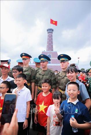 Người dân thích thú chụp ảnh chung với các thành viên đoàn Nga sang tham dự lễ diễu binh, diễu hành. Ảnh: Hoàng Hiếu - TTXVN