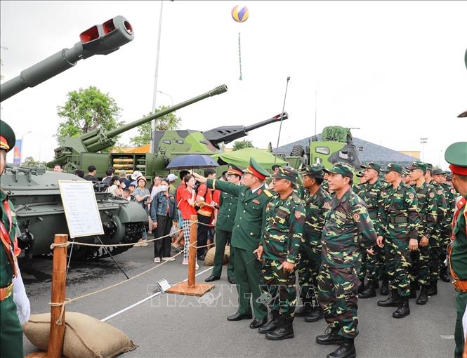 Đoàn diễu binh của Lào tham quan khu trưng bày khí tài quân sự tại Triển lãm 80 năm Quốc khánh. Ảnh: Khánh Hoà - TTXVN