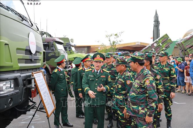 Đoàn diễu binh của Lào tham quan khu trưng bày khí tài quân sự tại Triển lãm 80 năm Quốc khánh. Ảnh: Khánh Hoà - TTXVN