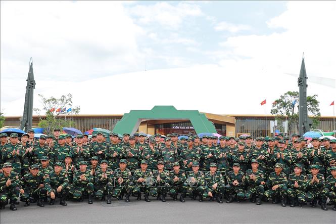 Đoàn diễu binh của Lào tham quan khu trưng bày khí tài quân sự tại Triển lãm 80 năm Quốc khánh. Ảnh: Khánh Hoà - TTXVN