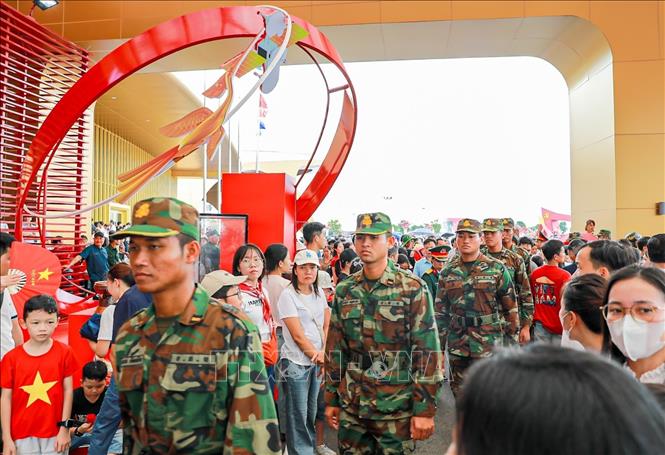 Đoàn diễu binh quốc tế nhận được sự chào đón của nhiều người dân tại Triển lãm 80 năm Quốc khánh. Ảnh: Khánh Hoà - TTXVN
