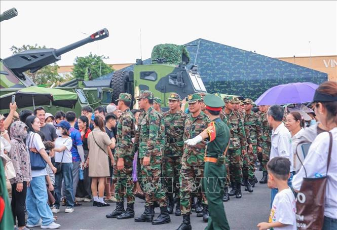 Đoàn diễu binh của Campuchia tham quan Triển lãm 80 năm Quốc khánh. Ảnh: Hoàng Hiếu - TTXVN