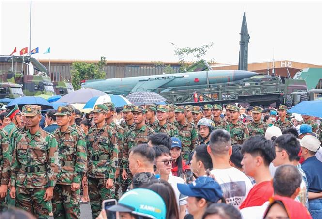 Đoàn diễu binh của Campuchia tham quan Triển lãm 80 năm Quốc khánh. Ảnh: Hoàng Hiếu - TTXVN