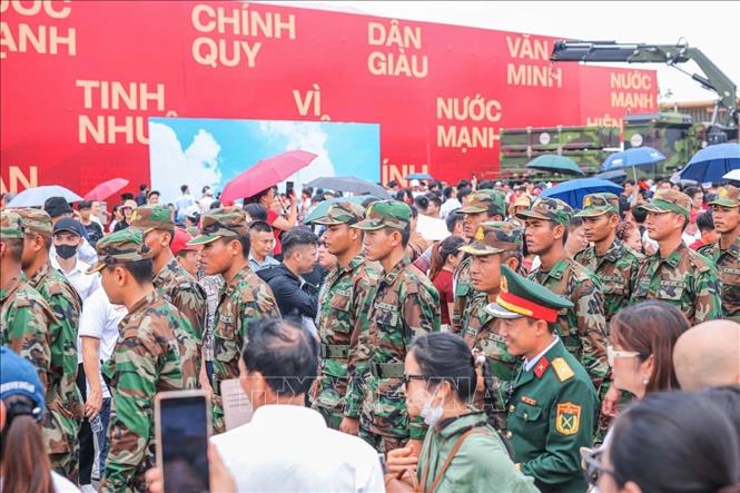 Đoàn diễu binh của Campuchia tham quan Triển lãm 80 năm Quốc khánh. Ảnh: Hoàng Hiếu - TTXVN