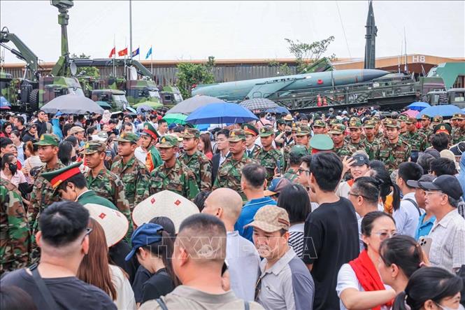 Đoàn diễu binh của Campuchia tham quan Triển lãm 80 năm Quốc khánh. Ảnh: Hoàng Hiếu - TTXVN