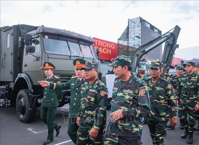 Đoàn diễu binh của Lào tham quan khu trưng bày khí tài quân sự tại Triển lãm 80 năm Quốc khánh. Ảnh: Hoàng Hiếu - TTXVN