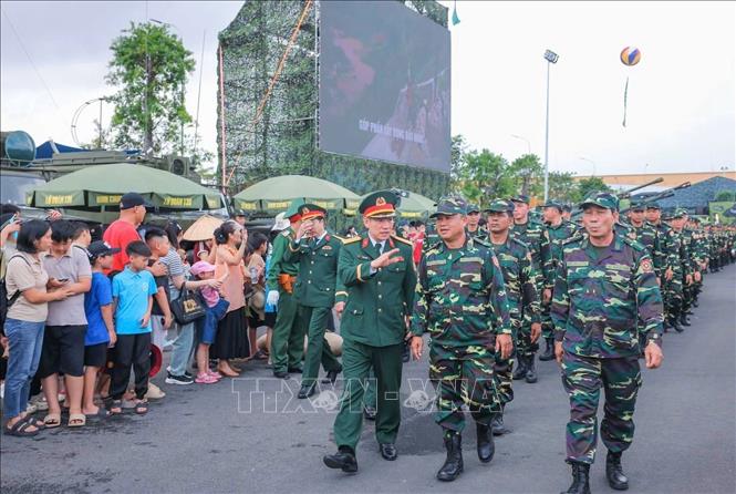 Đoàn diễu binh của Lào tham quan khu trưng bày khí tài quân sự tại Triển lãm 80 năm Quốc khánh. Ảnh: Hoàng Hiếu - TTXVN