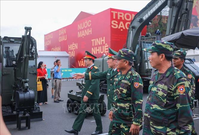 Đoàn diễu binh của Lào tham quan khu trưng bày khí tài quân sự tại Triển lãm 80 năm Quốc khánh. Ảnh: Hoàng Hiếu - TTXVN