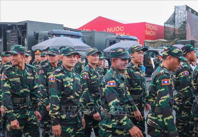 Đoàn diễu binh của Lào tham quan khu trưng bày khí tài quân sự tại Triển lãm 80 năm Quốc khánh. Ảnh: Hoàng Hiếu - TTXVN