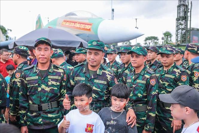 Đoàn diễu binh quốc tế nhận được sự chào đón của nhiều người dân tại Triển lãm 80 năm Quốc khánh. Ảnh: Hoàng Hiếu - TTXVN