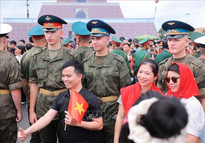 Người dân thích thú chụp ảnh chung với các thành viên đoàn Nga sang tham dự lễ diễu binh, diễu hành. Ảnh: Hoàng Hiếu - TTXVN