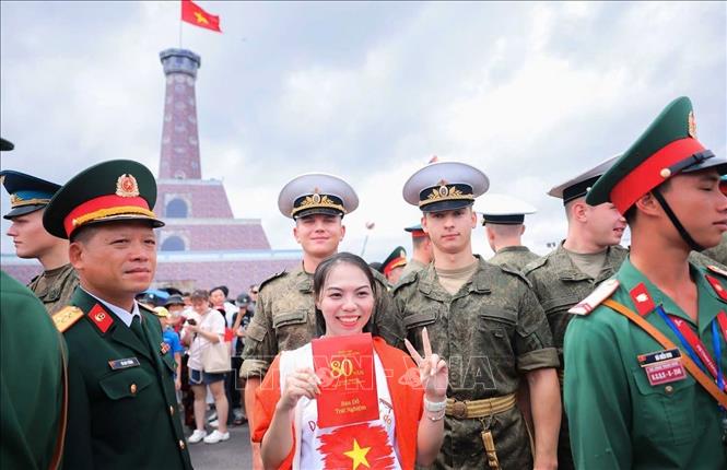 Người dân thích thú chụp ảnh chung với các thành viên đoàn Nga sang tham dự lễ diễu binh, diễu hành. Ảnh: Hoàng Hiếu - TTXVN